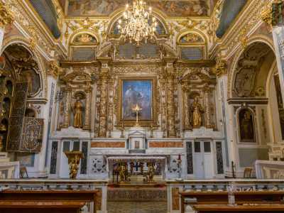 Superata una balaustra in marmo raggiungiamo il presbiterio. Di fronte a noi si staglia l�imponente altare maggiore...